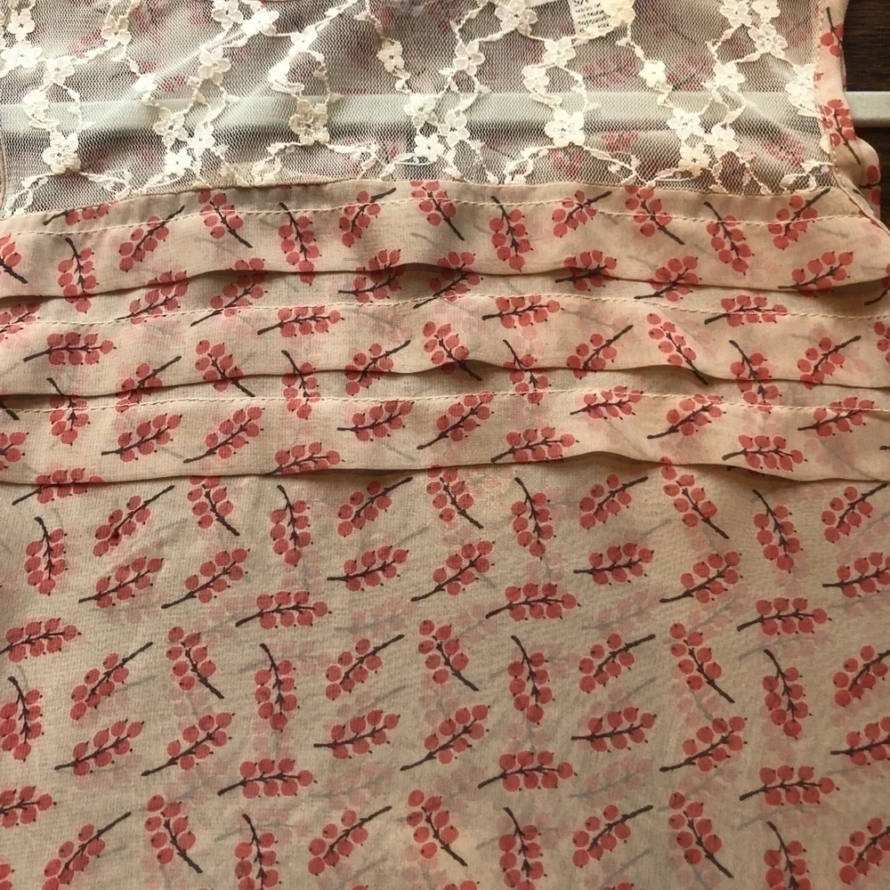 Sheer sleeveless top. - Picture 4 of 4